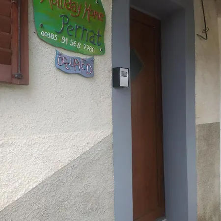 Holiday Home Pernat Case de vacanță